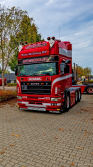 20251019-Tom-Holding-00396